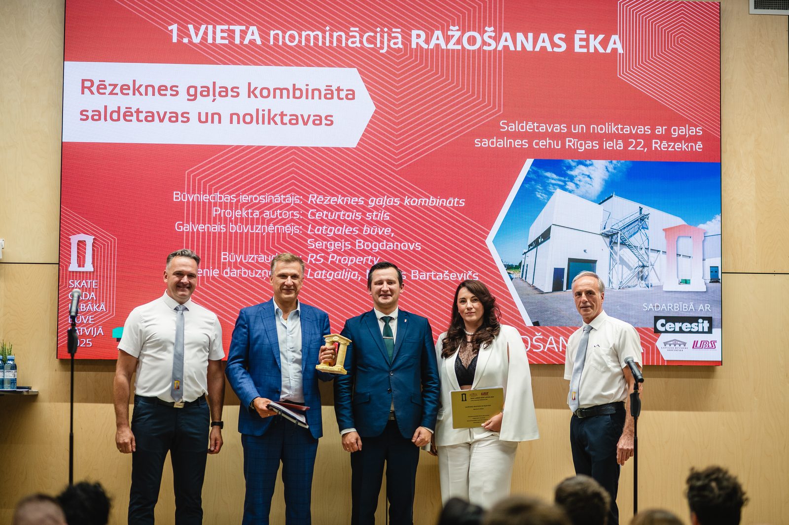 Rēzeknes gaļas kombināta komanda saņem 1. vietu nominācijā «Ražošanas ēka» konkursā Gada labākā būve Latvijā 2025