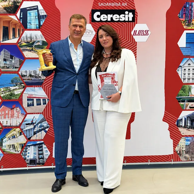 Представители Резекненского мясокомбината с наградой и дипломом конкурса «Лучшая постройка года в Латвии 2025»