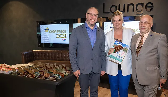 “Gada prece 2022” titulu saņēmuši “Rēzeknes Gaļas Kombināta” brokastu bekons šķēlēs un sautēti brieža gaļas konservi.